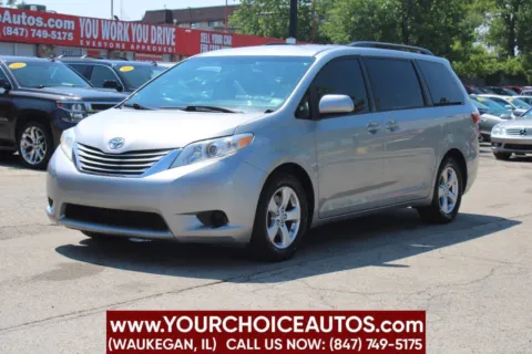 Silver 2017 Toyota Sienna LE 7 Passenger Auto Access Seat 4dr Mini Van for sale in Waukegan, IL
