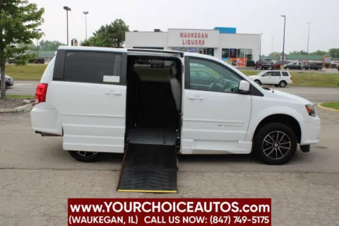 White 2017 Dodge Grand Caravan SE Plus for sale in Waukegan, IL
