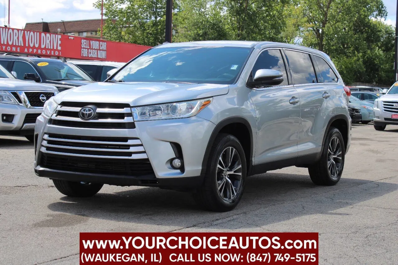 Silver 2019 Toyota Highlander LE 4dr SUV (3.5L V6) for sale in Waukegan, IL