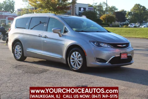 Another view of 2018 Chrysler Pacifica Touring L for sale in Waukegan, IL at Your Choice Autos - Waukegan