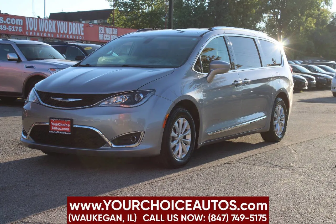 Silver 2018 Chrysler Pacifica Touring L for sale in Waukegan, IL