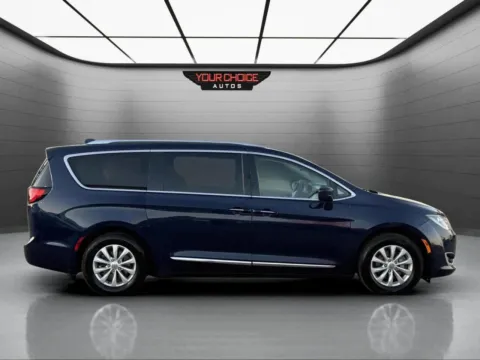 Another view of 2018 Chrysler Pacifica Touring L for sale in Waukegan, IL at Your Choice Autos - Waukegan