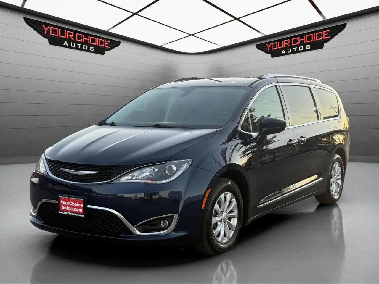Blue 2018 Chrysler Pacifica Touring L for sale in Waukegan, IL
