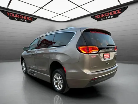 More photos of 2017 Chrysler Pacifica Limited at Your Choice Autos - Waukegan, IL