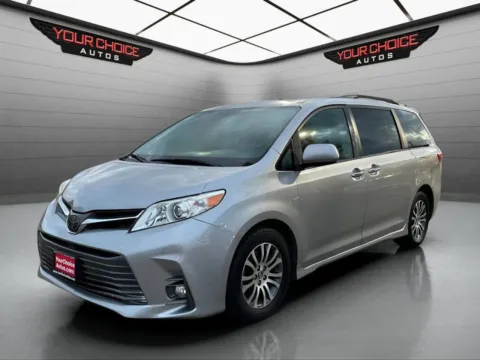 Silver 2018 Toyota Sienna XLE 8 Passenger 4dr Mini Van for sale in Waukegan, IL