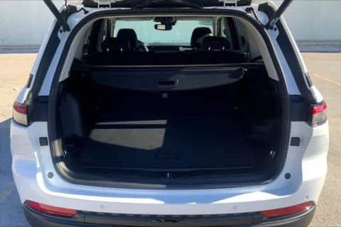 More photos of 2023 Jeep Grand Cherokee Limited at Cable Dahmer Cadillac of Kansas City, MO