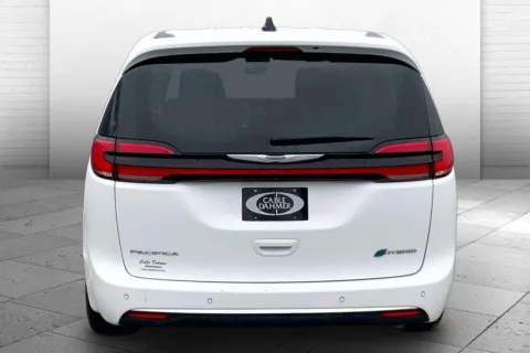 Another view of 2024 Chrysler Pacifica Hybrid Select for sale in Kansas City, MO at Cable Dahmer Cadillac of Kansas City