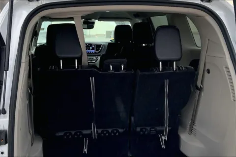 More photos of 2024 Chrysler Pacifica Hybrid Select at Cable Dahmer Cadillac of Kansas City, MO