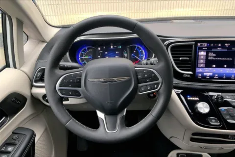 More photos of 2024 Chrysler Pacifica Hybrid Select at Cable Dahmer Cadillac of Kansas City, MO
