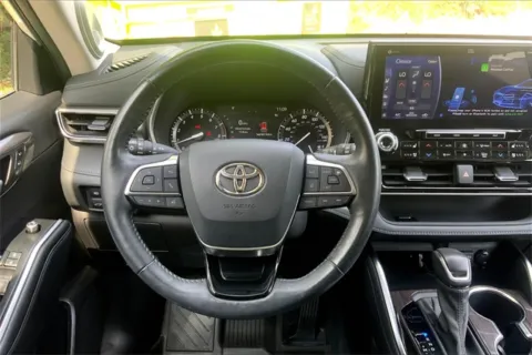 More photos of 2021 Toyota Highlander Limited at Cable Dahmer Cadillac of Kansas City, MO