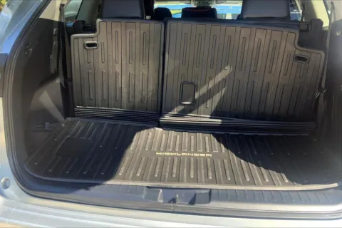 More photos of 2023 Toyota Highlander Hybrid XLE at Cable Dahmer Cadillac of Kansas City, MO