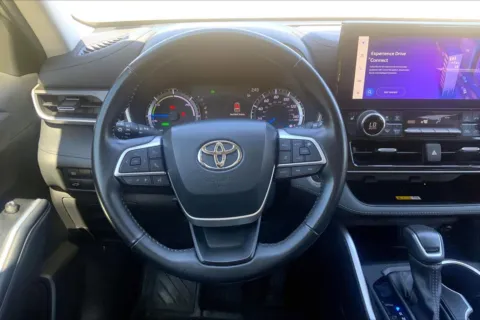 More photos of 2023 Toyota Highlander Hybrid XLE at Cable Dahmer Cadillac of Kansas City, MO