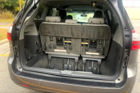 More photos of 2016 Toyota Sienna XLE at Cable Dahmer Cadillac of Kansas City, MO