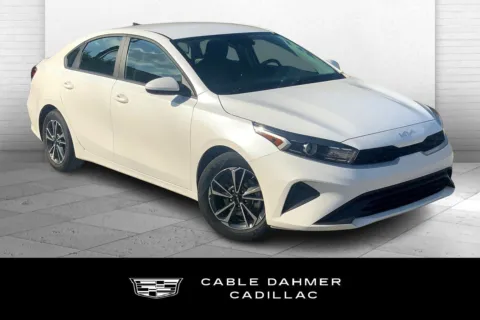 White 2024 Kia FORTE LXS for sale in Kansas City, MO