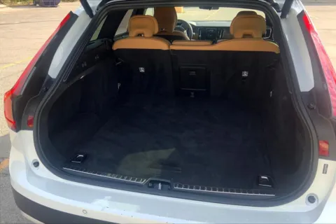 More photos of 2025 Volvo V90 Cross Country Ultra at Cable Dahmer Cadillac of Kansas City, MO