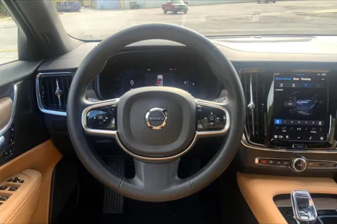 More photos of 2025 Volvo V90 Cross Country Ultra at Cable Dahmer Cadillac of Kansas City, MO