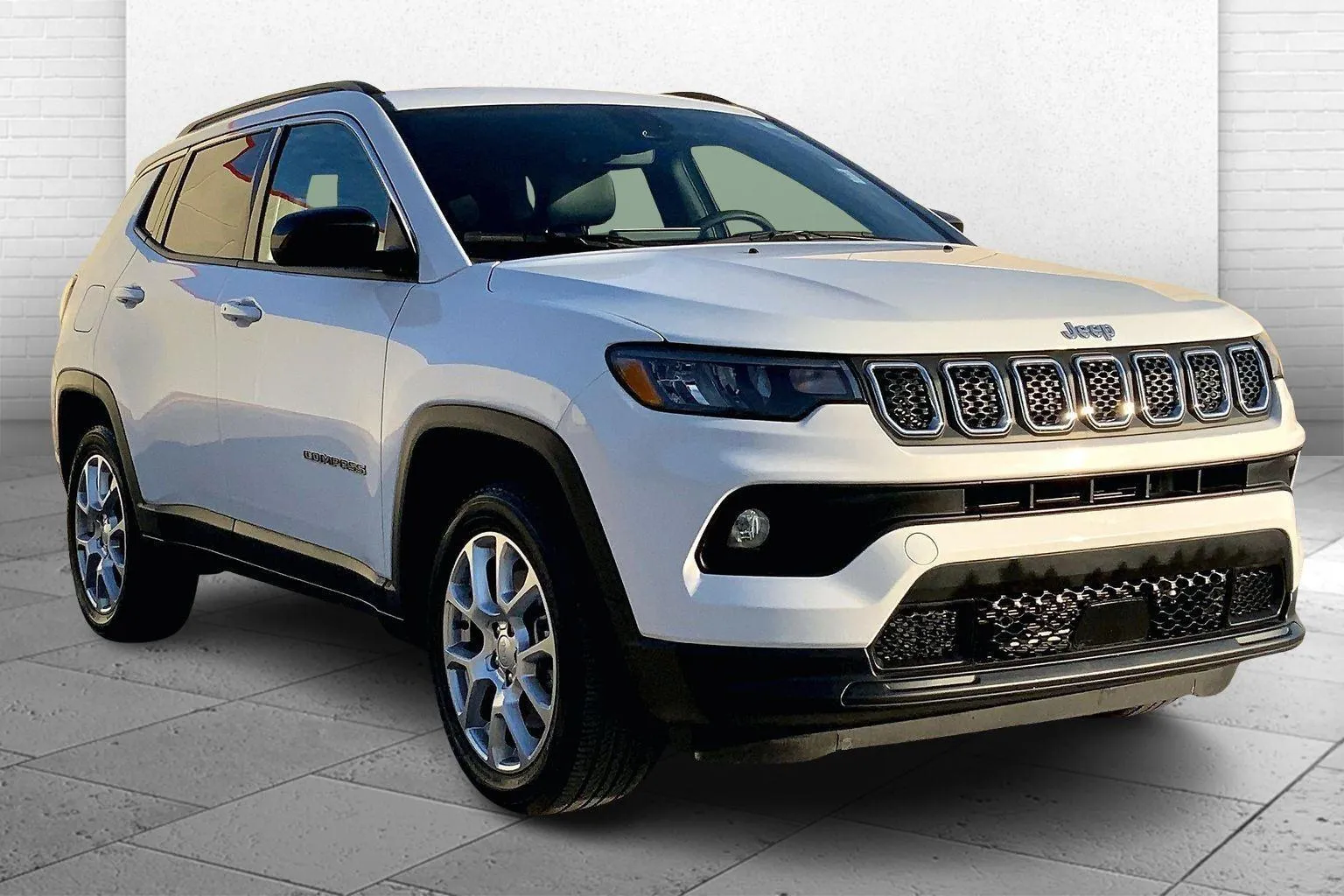White 2024 Jeep Compass Latitude Lux FWD for sale in Kansas City, MO