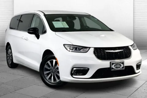 White 2024 Chrysler Pacifica Hybrid Select for sale in Kansas City, MO