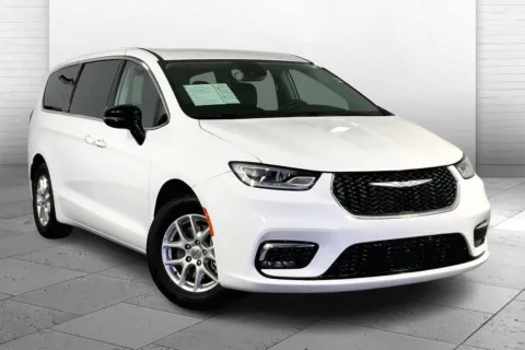 White 2024 Chrysler Pacifica Touring L for sale in Kansas City, MO