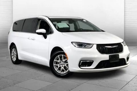 White 2023 Chrysler Pacifica Touring L for sale in Kansas City, MO