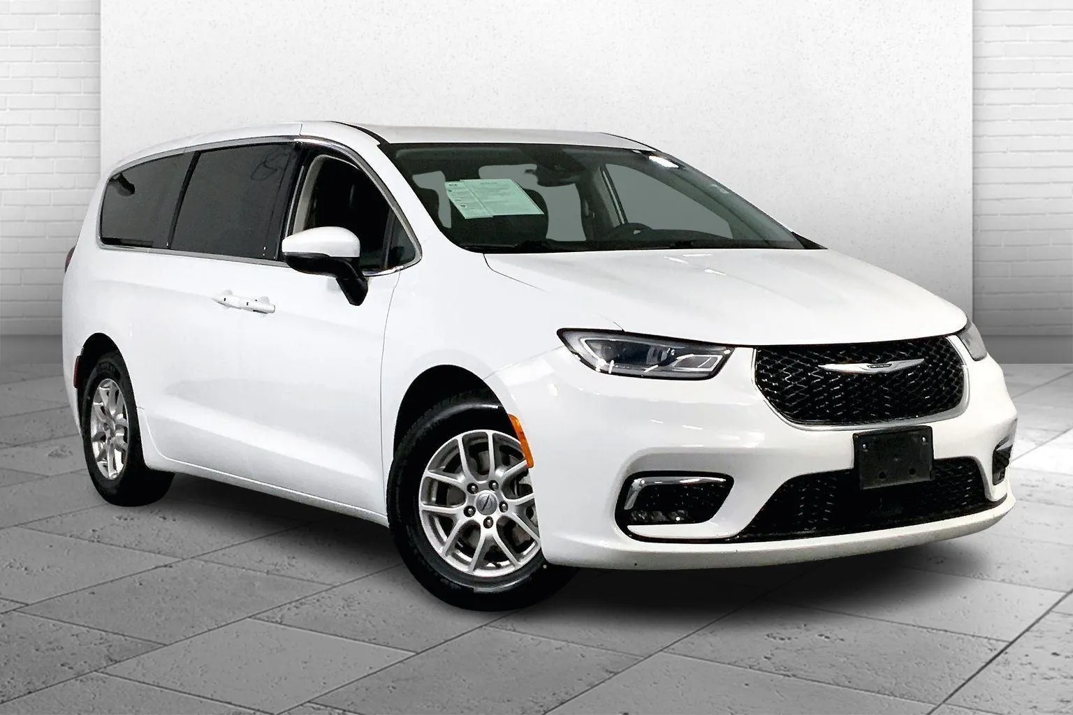 White 2023 Chrysler Pacifica Touring L for sale in Kansas City, MO