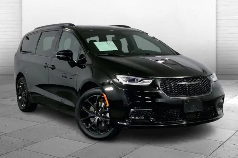 Black 2024 Chrysler Pacifica Limited AWD for sale in Kansas City, MO