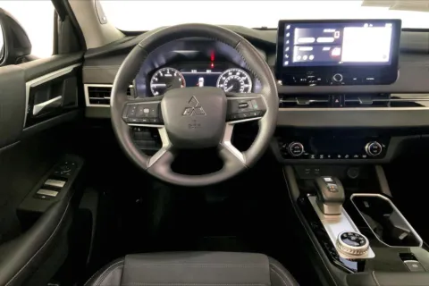 More photos of 2025 Mitsubishi Outlander SE 2.5 S-AWC at Cable Dahmer Chrysler Dodge Jeep Ram of Kansas City, MO