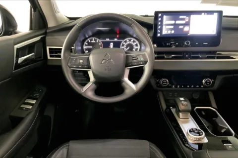 More photos of 2025 Mitsubishi Outlander SE 2.5 S-AWC at Cable Dahmer Chrysler Dodge Jeep Ram of Kansas City, MO