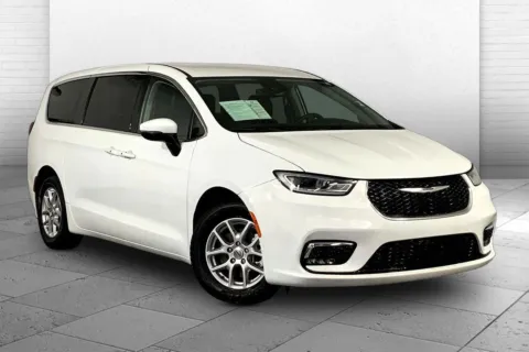 White 2023 Chrysler Pacifica Touring L for sale in Kansas City, MO