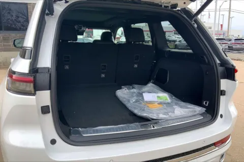 More photos of 2025 Jeep Grand Cherokee Overland at Cable Dahmer Chrysler Dodge Jeep Ram of Kansas City, MO