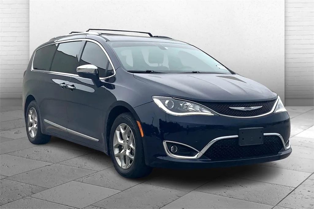 Blue 2018 Chrysler Pacifica Limited for sale in Kansas City, MO