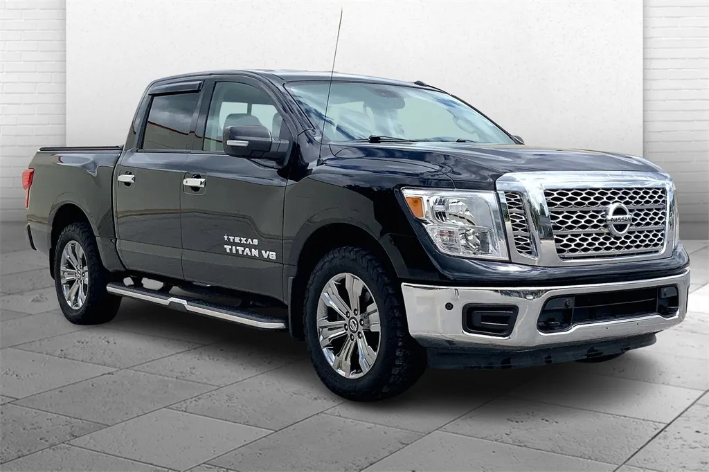 Black 2019 Nissan Titan SV for sale in Kansas City, MO
