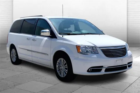 White 2015 Chrysler Town & Country Touring-L for sale in Kansas City, MO