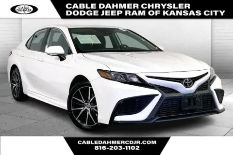 White 2024 Toyota Camry SE for sale in Kansas City, MO