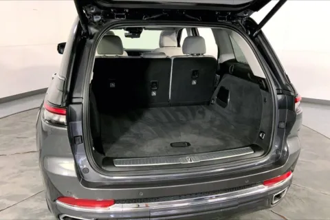 More photos of 2022 Jeep Grand Cherokee Overland 4x4 at Cable Dahmer Chrysler Dodge Jeep Ram of Kansas City, MO