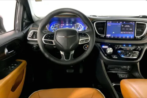 More photos of 2022 Chrysler Pacifica Hybrid Pinnacle at Cable Dahmer Chrysler Dodge Jeep Ram of Kansas City, MO