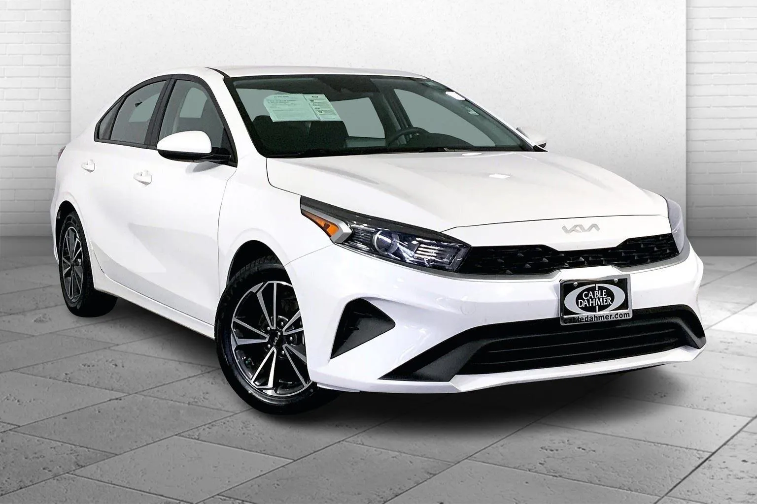 White 2023 Kia Forte LXS for sale in Kansas City, MO