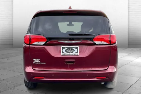 Another view of 2017 Chrysler Pacifica Touring for sale in Independence, MO at Cable Dahmer Chevrolet of Independence