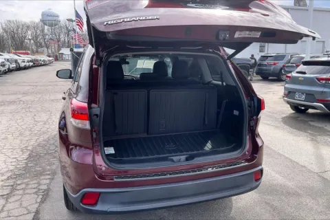 More photos of 2017 Toyota Highlander LE at Cable Dahmer Chevrolet of Independence, MO