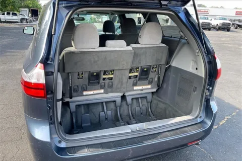 More photos of 2015 Toyota Sienna LE at Cable Dahmer Chevrolet of Independence, MO