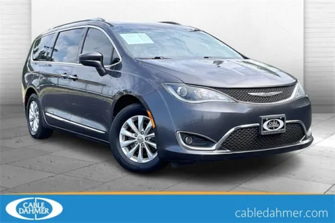 Gray 2018 Chrysler Pacifica Touring L for sale in Independence, MO