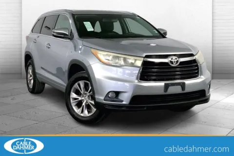 Silver 2015 Toyota Highlander XLE for sale in Lee's Summit, MO