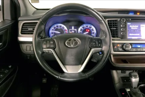 More photos of 2015 Toyota Highlander XLE at Cable Dahmer Kia of Lee's Summit, MO