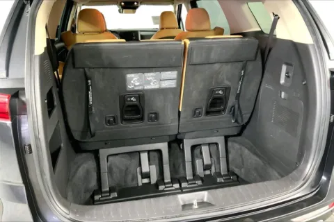 More photos of 2023 Kia Carnival LX at Cable Dahmer Kia of Lee's Summit, MO