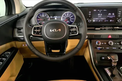 More photos of 2023 Kia Carnival LX at Cable Dahmer Kia of Lee's Summit, MO