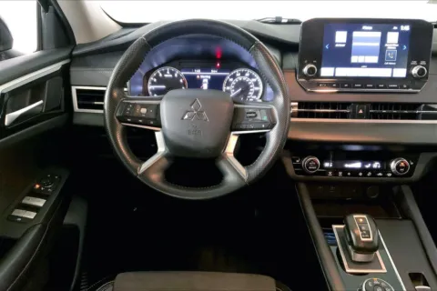 More photos of 2024 Mitsubishi Outlander SE at Cable Dahmer Kia of Lee's Summit, MO