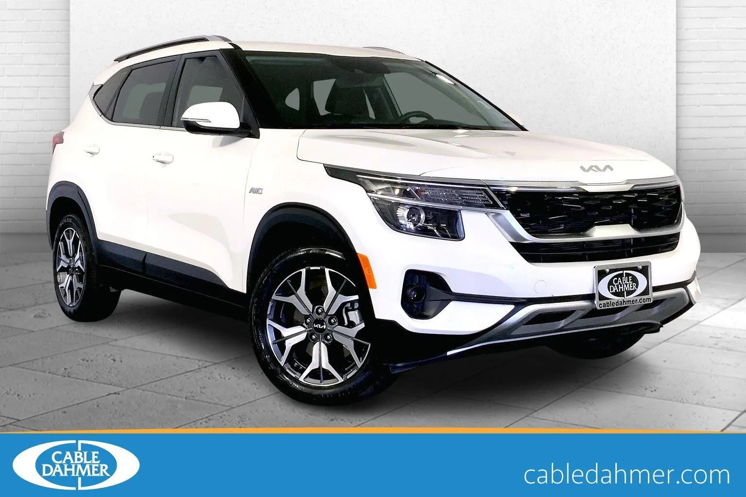 White 2023 Kia Seltos EX for sale in Lee's Summit, MO