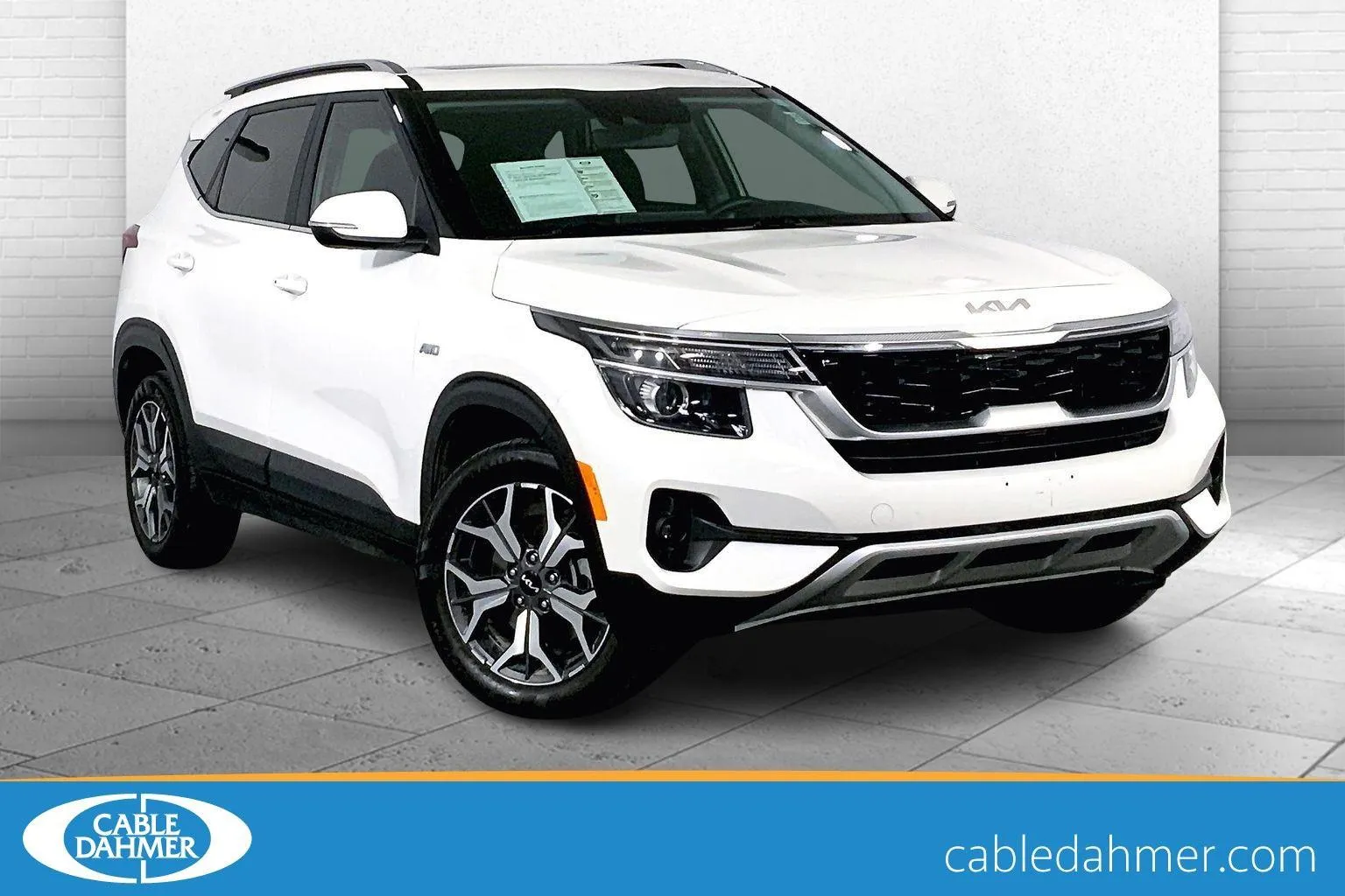 White 2023 Kia Seltos EX for sale in Lee's Summit, MO