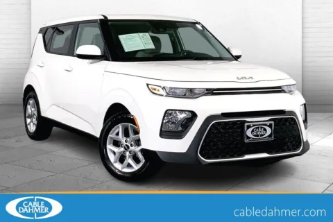 White 2022 Kia Soul LX for sale in Lee's Summit, MO