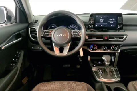 More photos of 2023 Kia Seltos LX at Cable Dahmer Kia of Lee's Summit, MO